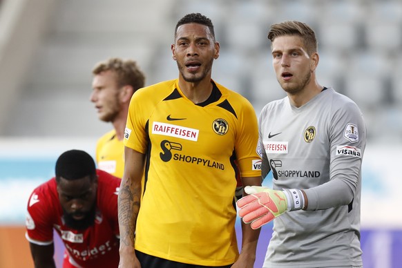 YB Torhueter David von Ballmoos, rechts, und Guillaume Hoarau im Super League Spiel zwischen dem FC Thun und dem BSC Young Boys Bern am Dienstag, 23. Juni 2020 in der Stockhorn Arena in Thun. (KEYSTON ...