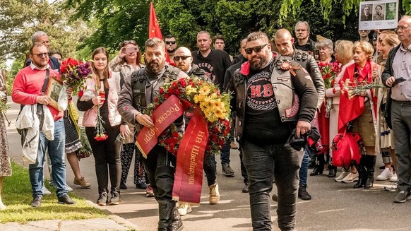 Die Nachtwölfe Artjom S. und Ivica M. auf dem Friedhof Hörnli. (Basel, 10.5.2022)