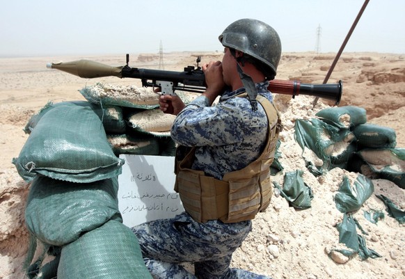 So geht es: Irakischer Soldat feuert eine Granate ab.