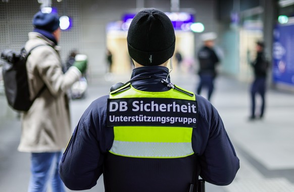 epa12664389 Railway security staff and police officers keep watch at the main railway station in Berlin, Germany, 20 January 2026. German railway operator Deutsche Bahn (DB) has launched an 'imme ...