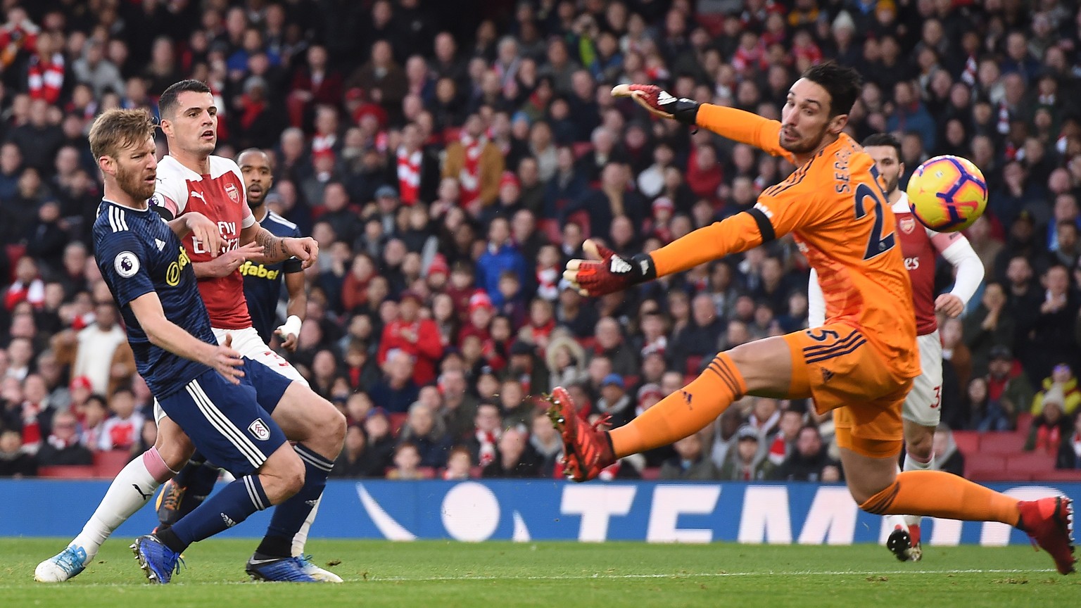 epa07257199 Arsenal&#039;s Granit Xhaka (2L) scores the opening goal during the English Premier League soccer match Arsenal vs Fulham at the Emirates Stadium in London, Britain, 01 January 2019. EPA/A ...