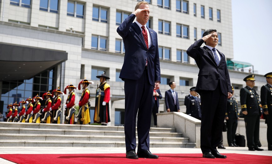 epa07621341 Acting US Defense Secretary Patrick Shanahan (L) and South Korean Defence Minister Jeong Kyeong-doo (R) salute to the national flags during a welcoming ceremony at the Defense Ministry in  ...