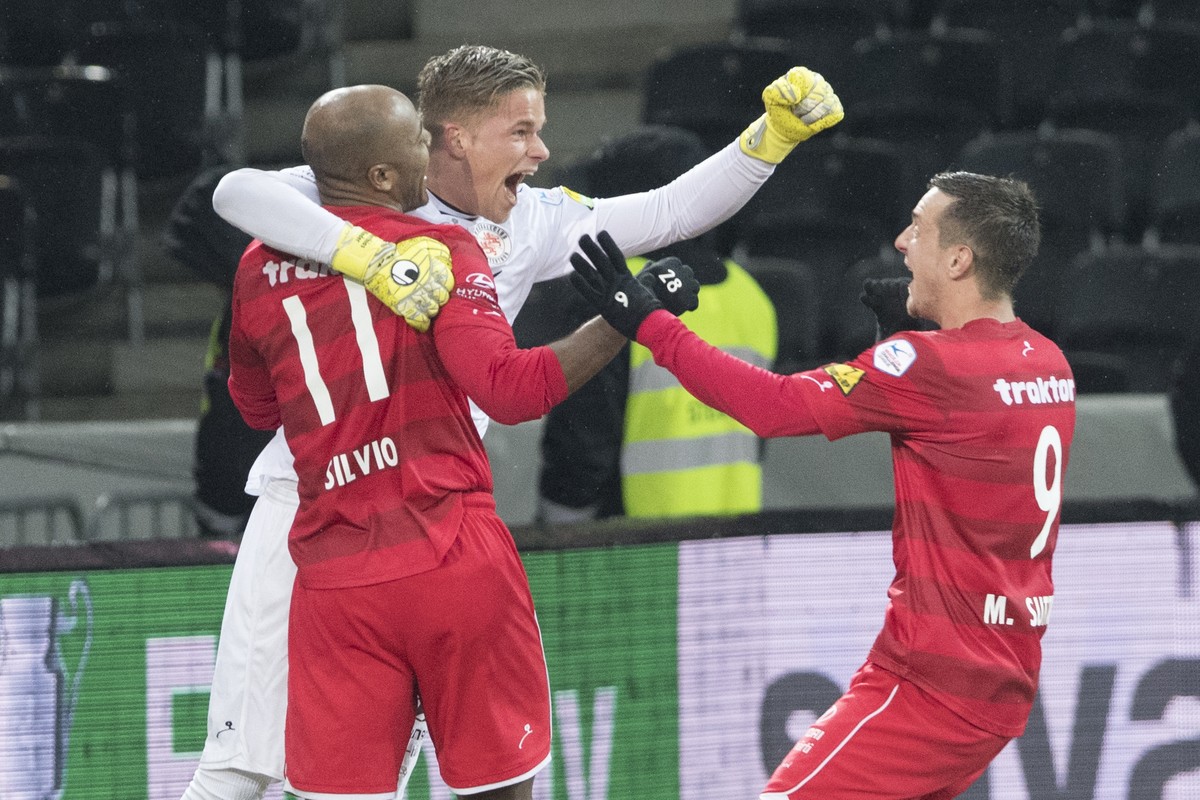 Winterthurs Carlos Silvio, Goalie Matthias Minder und Manuel Sutter, von links, jubeln nach dem Sieg im Schweizer Cup 1/4-Final Spiel zwischen dem BSC Young Boys Bern und dem FC Winterthur, am Mittwoc ...