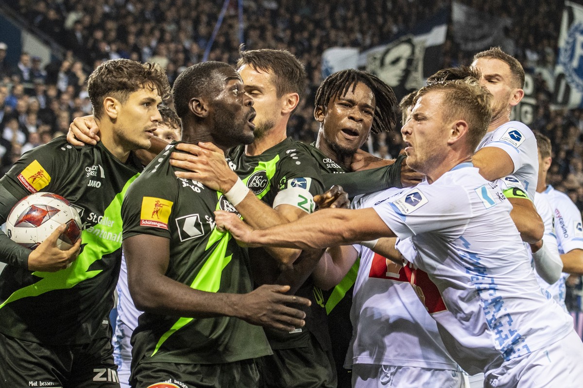 Ein Massentumult zwischen den Spielern von St. Gallen und Luzern beim Super League Meisterschaftsspiel zwischen dem FC Luzern und dem FC St. Gallen vom Mittwoch, 19. Oktober 2022 in Luzern. (KEYSTONE/ ...