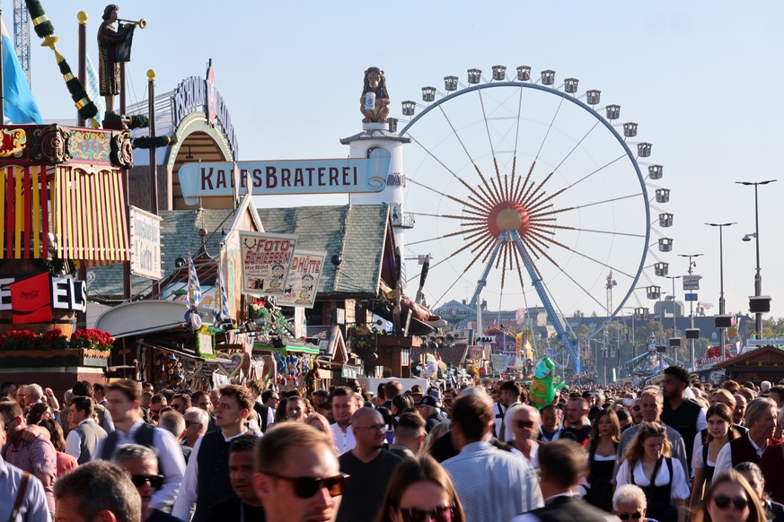 epa13273273 Visitors attend the Oktoberfest beer and amusement festival on a warm autumn day in Munich, Germany, 30 September 2026. EPA/ANNA SZILAGYI