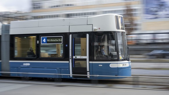 Ein VBZ Flexity-Tram der Linie 4 faehrt auf der Pfingstweidstrasse in Richtung Bahnhof Altstetten, fotografiert am 19. Maerz 2021 in Zuerich. Seit Sommer 2020 im Einsatz ist das Flexity energieeffizie ...