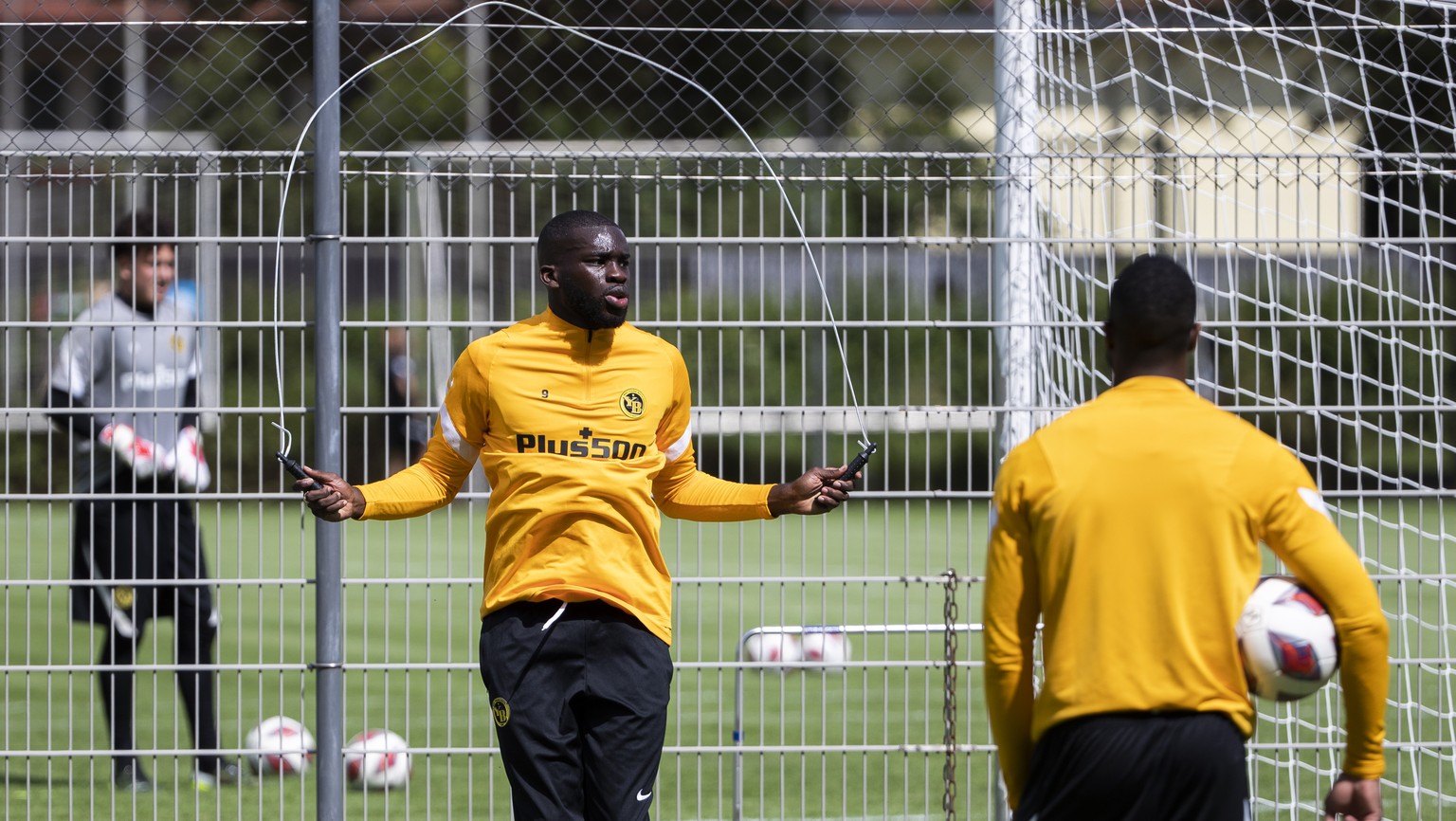 Wilfried Kanga, neuer Stuermer der Berner Young Boys, links, in Aktion beim Seilspringen, waehrend einem Training, am Freitag, 9. Juli 2021 in Bern. (KEYSTONE/Peter Klaunzer)