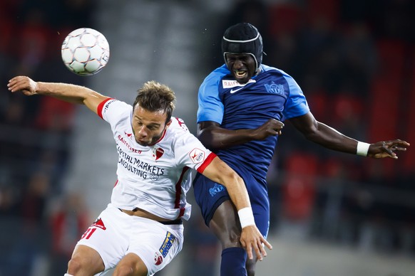 Le joueur valaisan Elsad Zverotic, gauche, lutte pour le ballon avec le defenseur zuerichois Pa Modou Jagne, droite, lors de la rencontre de football de Super League entre le FC Sion et le FC Zurich ( ...