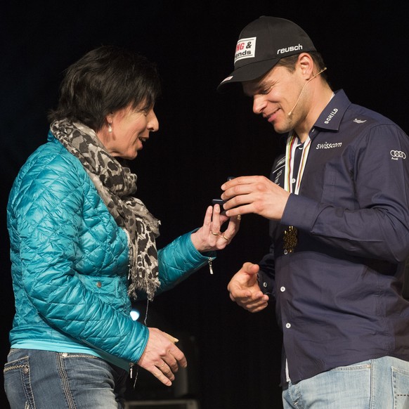 Die ehemalige Skirennfahrerin Vreni Schneider ueberreicht dem Glarner Ski-Abfahrt-Weltmeister Patrick Kueng ein Gold-Vreneli, am Dienstag, 10. Februar 2015, in Naefels in Glarus Nord. Kueng hatte in B ...