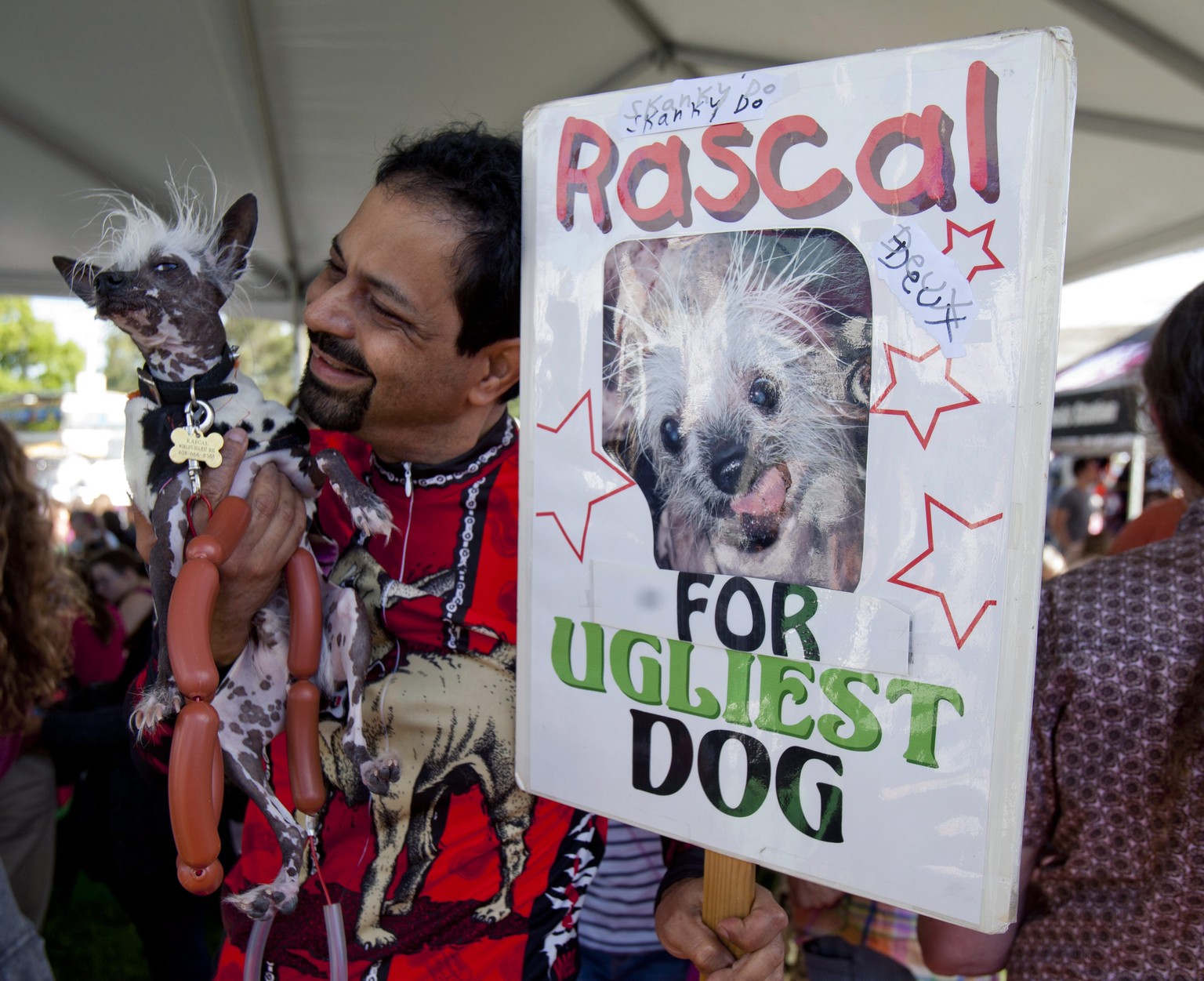 Dane Andrew aus Sunnyvale, California, mit Rascal, einem chinesischen Schopfhund.