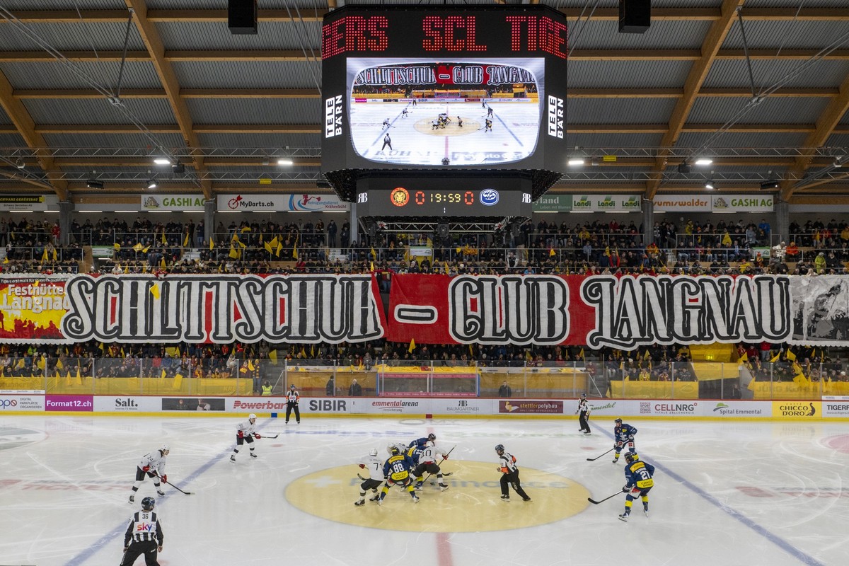 Die SCL Tigers feiern 80 Jahre SC Langnau beim Eishockey-Qualifikationsspiel der National League, zwischen den SCL Tigers und dem HC Ambri-Piotta, am Samstag, 31. Januar 2026, in der Emmental Versiche ...