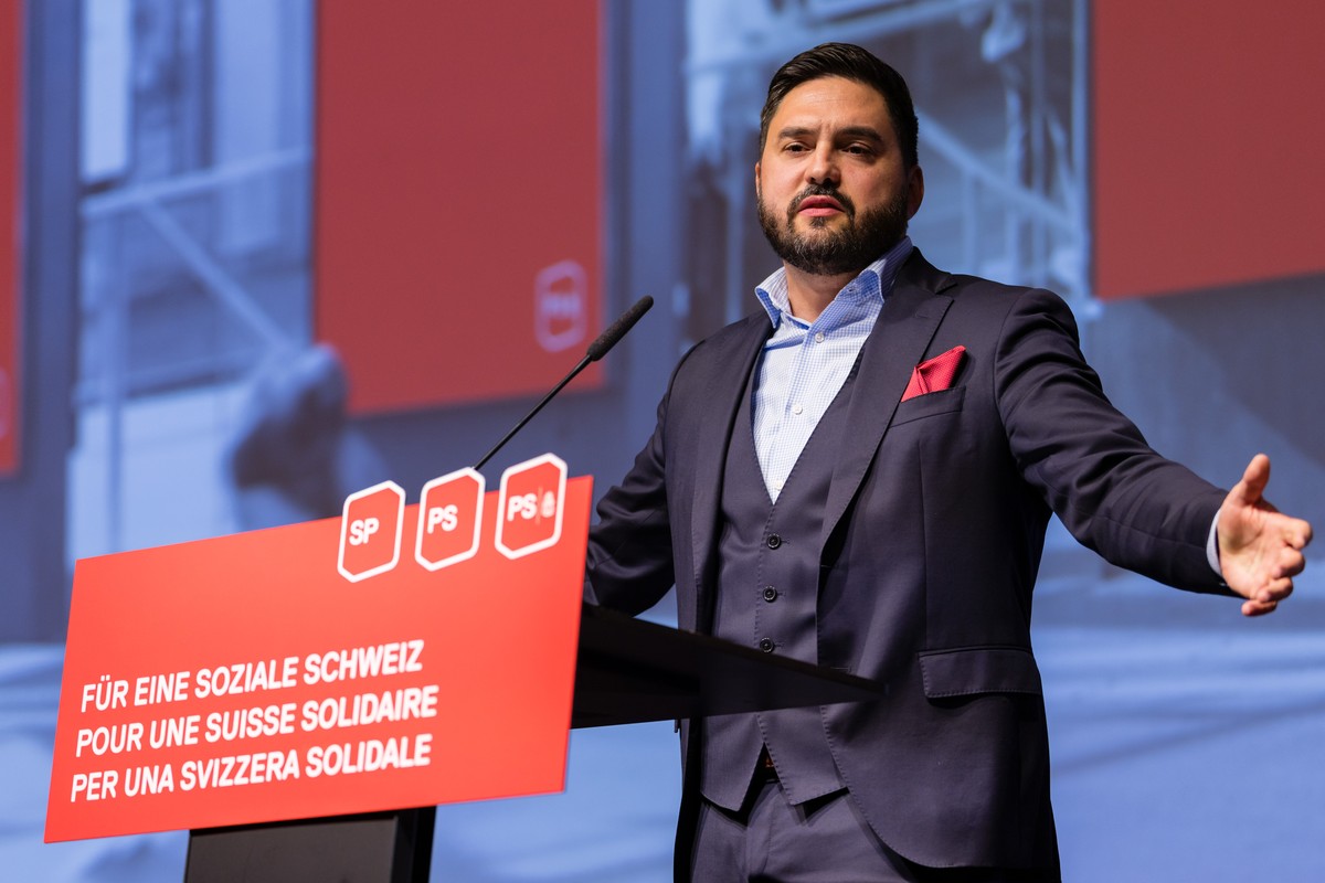 Co-Praesident Cedric Wermuth spricht am Parteitag der SP Schweiz am Samstag, 25. Oktober 2025 in der Stadthalle in Sursee. (KEYSTONE/Philipp Schmidli)