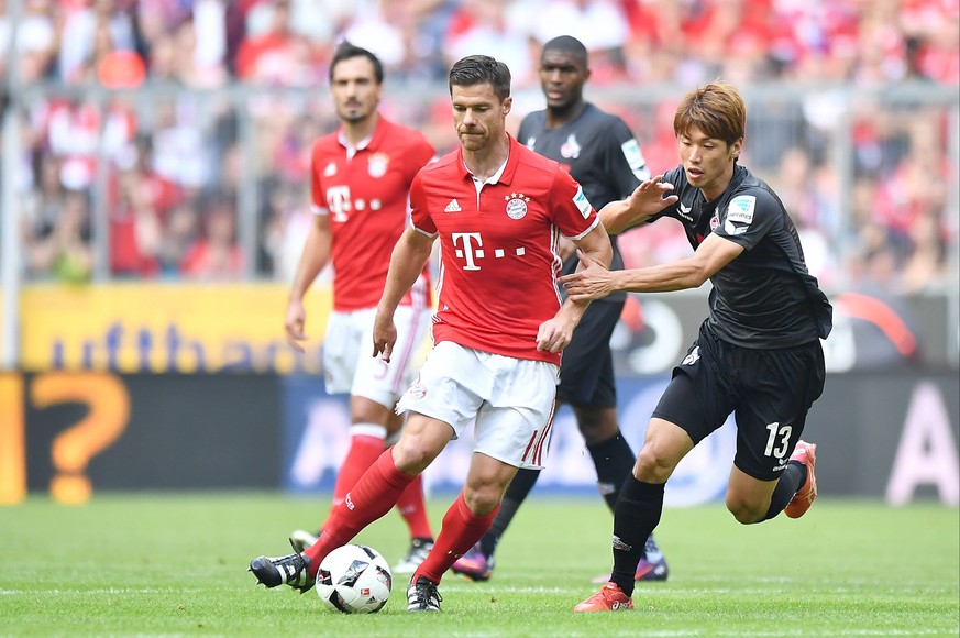 01.10.2016; Muenchen; Fussball 1. Bundesliga - FC Bayern Muenchen - 1. FC Koeln; Xabi Alonso (L, Bayern) gegen Yuya Osako (Sebastian Widmann/Witters/freshfocus)