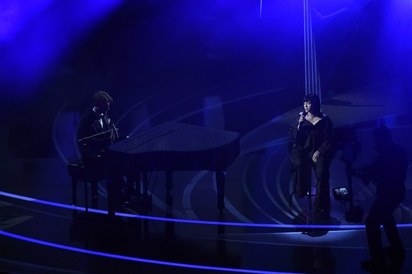 FINNEAS left, and Billie Eilish perform &quot;No Time To Die&quot; from &quot;No Time To Die&quot; at the Oscars on Sunday, March 27, 2022, at the Dolby Theatre in Los Angeles. (AP Photo/Chris Pizzell ...