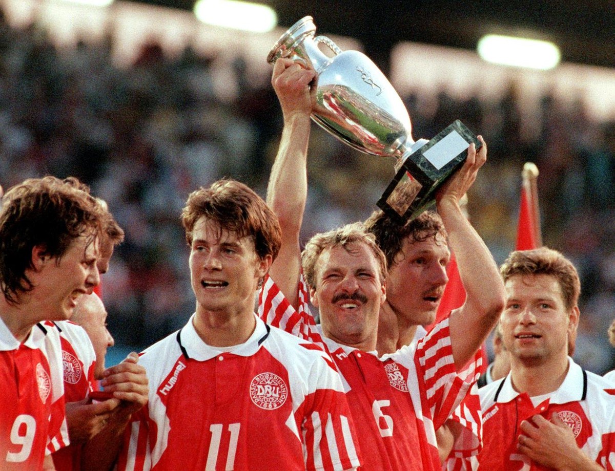 Die daenische Fussballnationalmannschaft bejubelt am 26.6.1992 in Goeteborg ihren ueberraschenden Sieg im Endspiel der Europameisterschaft. Abwehrspieler Kim Christofte (M) haelt triumphierend den ero ...