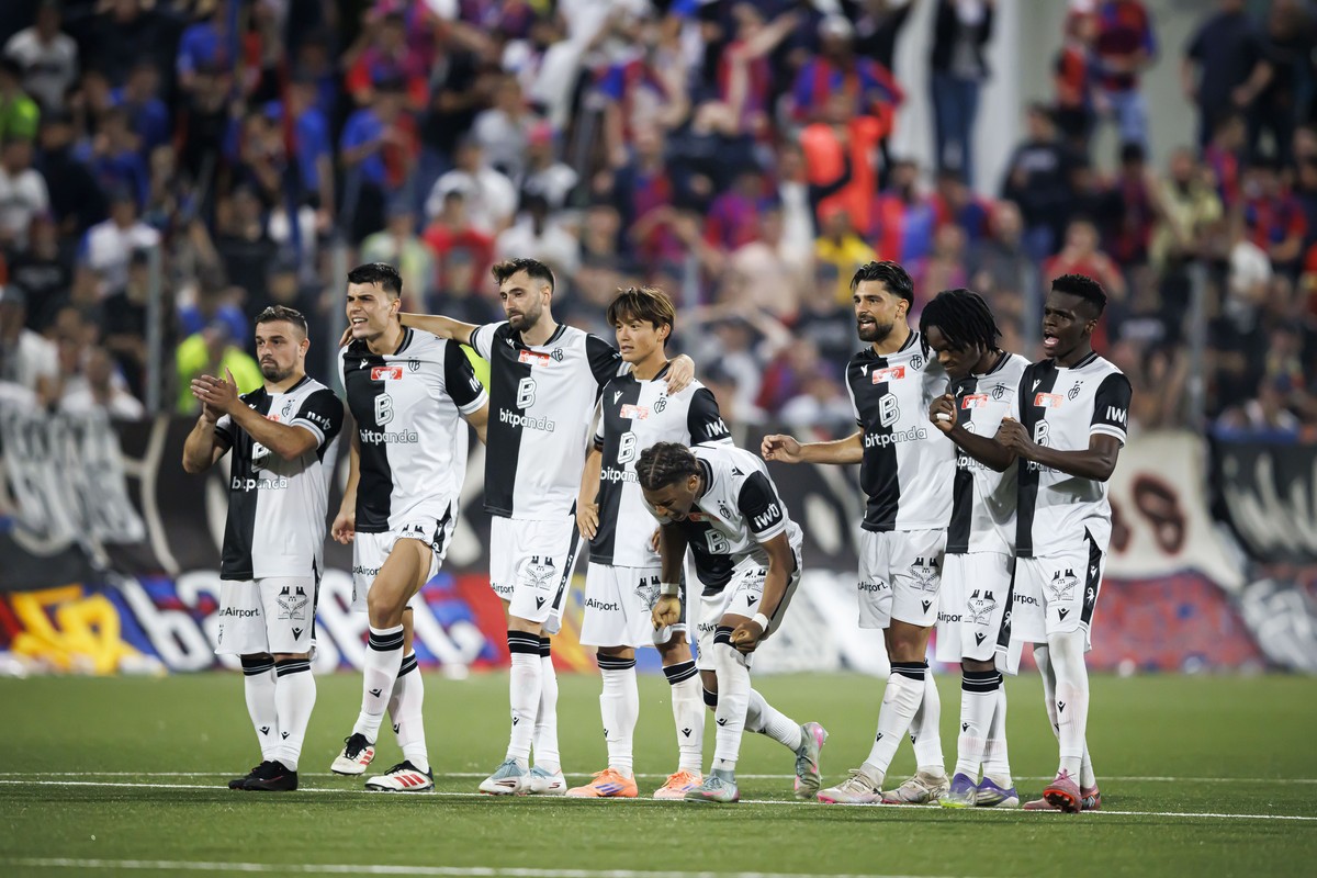 Les joueurs balois reagissent lors de la seance de penaltys lors du 16eme de finale de la Coupe de Suisse de football entre Etoie Carouge FC et la FC Bale, ce vendredi 19 septembre 2025 au stade de la ...
