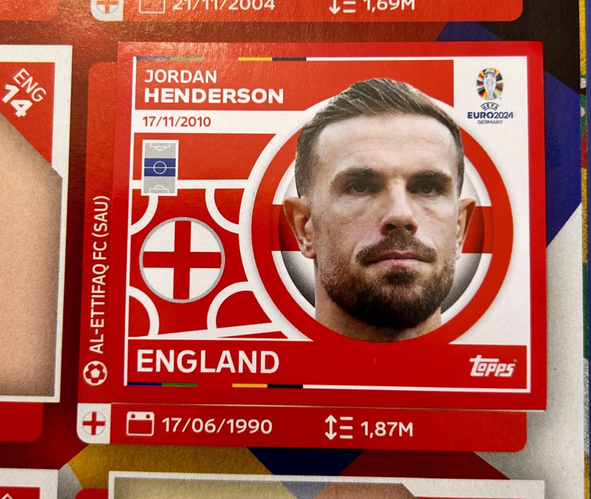 Diese Dinge nerven uns am neuen Topps-Sammelalbum zur UEFA Europameisterschaft 2024 in Deutschland. Beispiel: Jordan Henderson