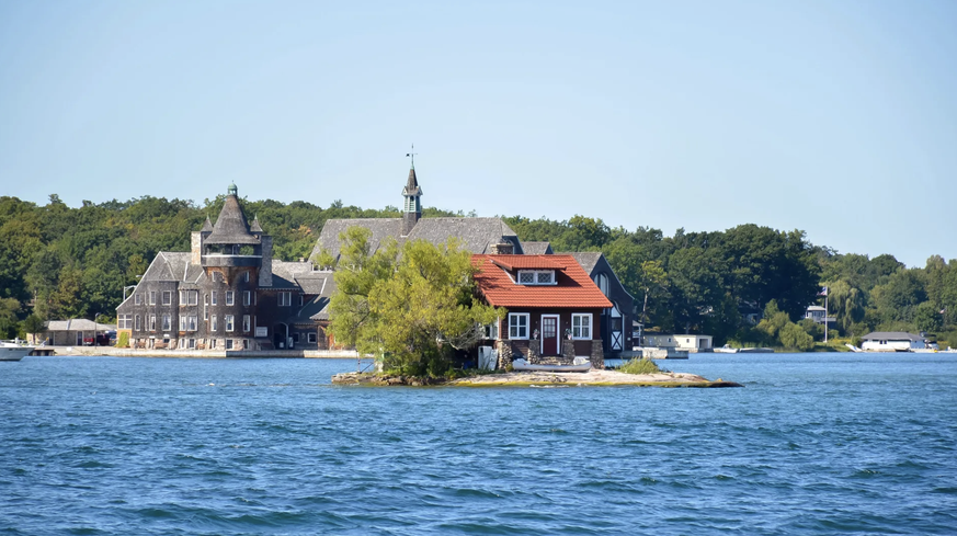 Die Insel namens "Just Room Enough" ist Teil des Archipels der Thousand Islands, nahe Alexandria Bay im Bundesstaat New York USA