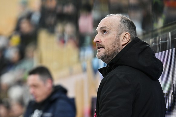 Ajoies Trainer Christian Wohlwend beim Eishockey Spiel der National League zwischen dem HC Davos und dem HC Ajoie, am Dienstag, 23. Februar 2024, im Eisstadion in Davos. (KEYSTONE/Gian Ehrenzeller)