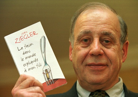 Jean Ziegler presente son dernier livre "La faim dans le monde expliquee a mon fils" au club suisse de la presse ce 15 novembre 1999 a Geneve. Jean Ziegler c' est adresse aux journalist ...