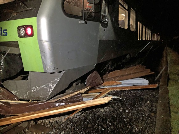 S-Bahn prallt im Entlebuch in einen Autounterstand