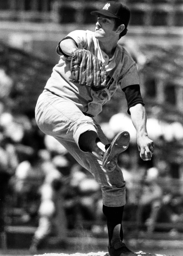 12.07.1969

IMAGO Bildnummer: 0002412406

2255x3150 Pixel

IMAGO / Icon SMI

Pitcher Fritz Peterson (New York Yankees) holt in typischer Manier mit dem rechten Bein Schwung für seinen Wurf - PUBLICATI ...