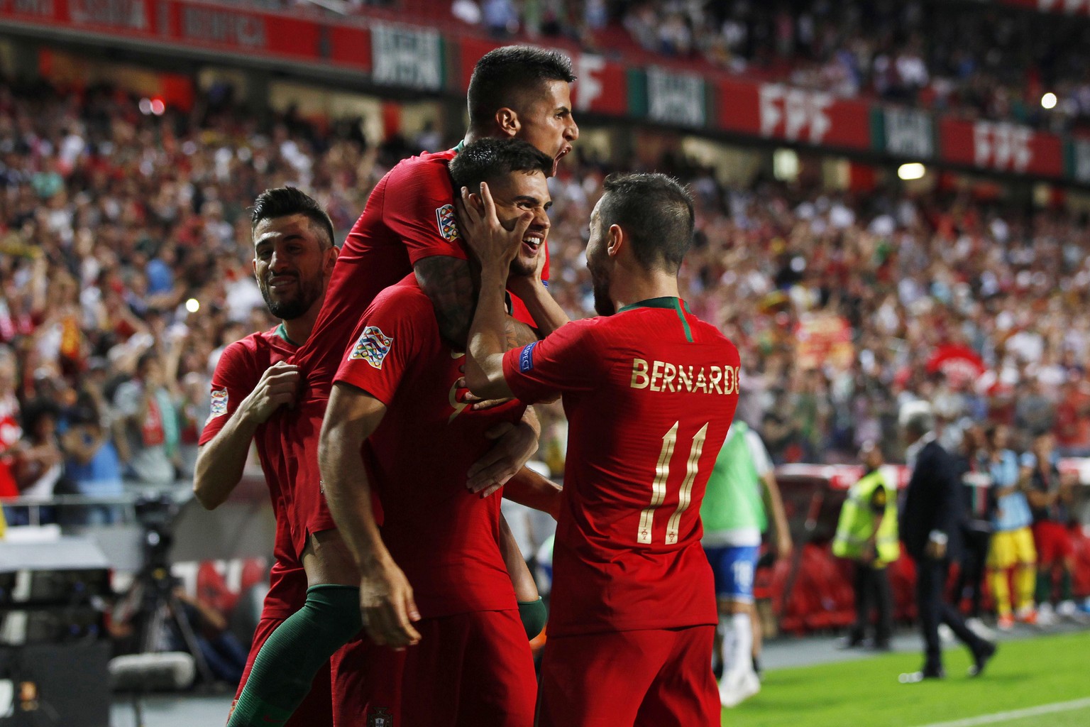 epa07011307 Portugal&#039;s Andre Silva (C) celebrates with his teammates after scoring the 1-0 lead during the UEFA Nations League soccer match betwen Portugal and Italy in Lisbon, Portugal, 10 Septe ...