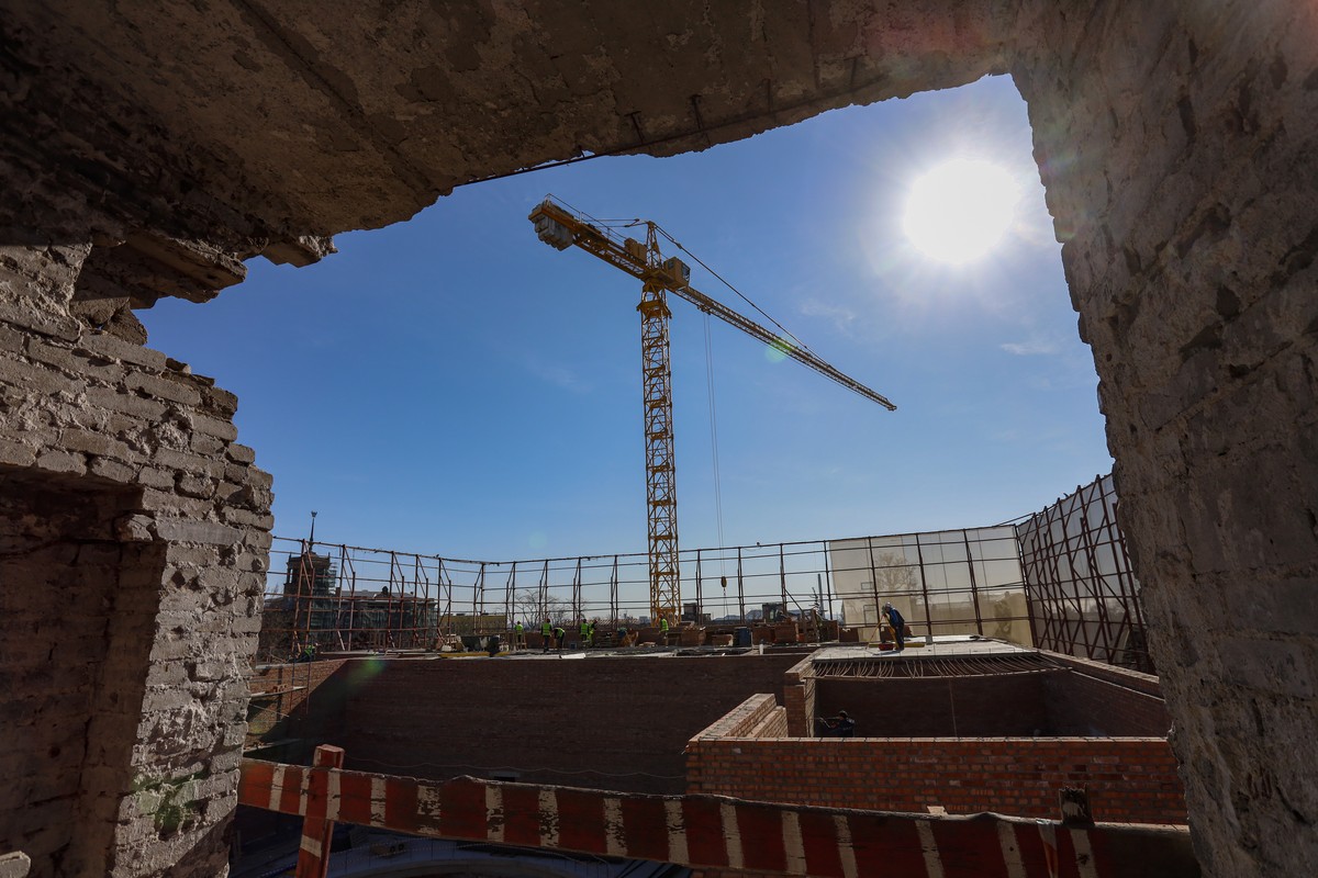 epa11259093 Russian specialists work on rebuilding the Drama Theatre in Mariupol, Donetsk region, Russia-controlled part of Ukraine, 04 April 2024. The theater was destroyed during the battle for Mari ...