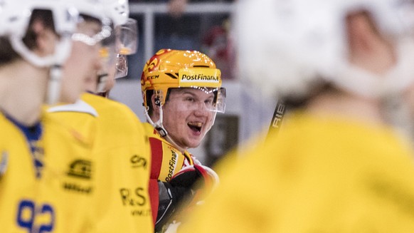 Biels Toni Rajala, Mitte, jubelt nach dem vierten Bieler Tor, im fuenften Eishockey Playoff-Viertelfinalspiel der National League zwischen dem HC Biel und dem HC Davos, am Dienstag, 20. Maerz 2018, in ...