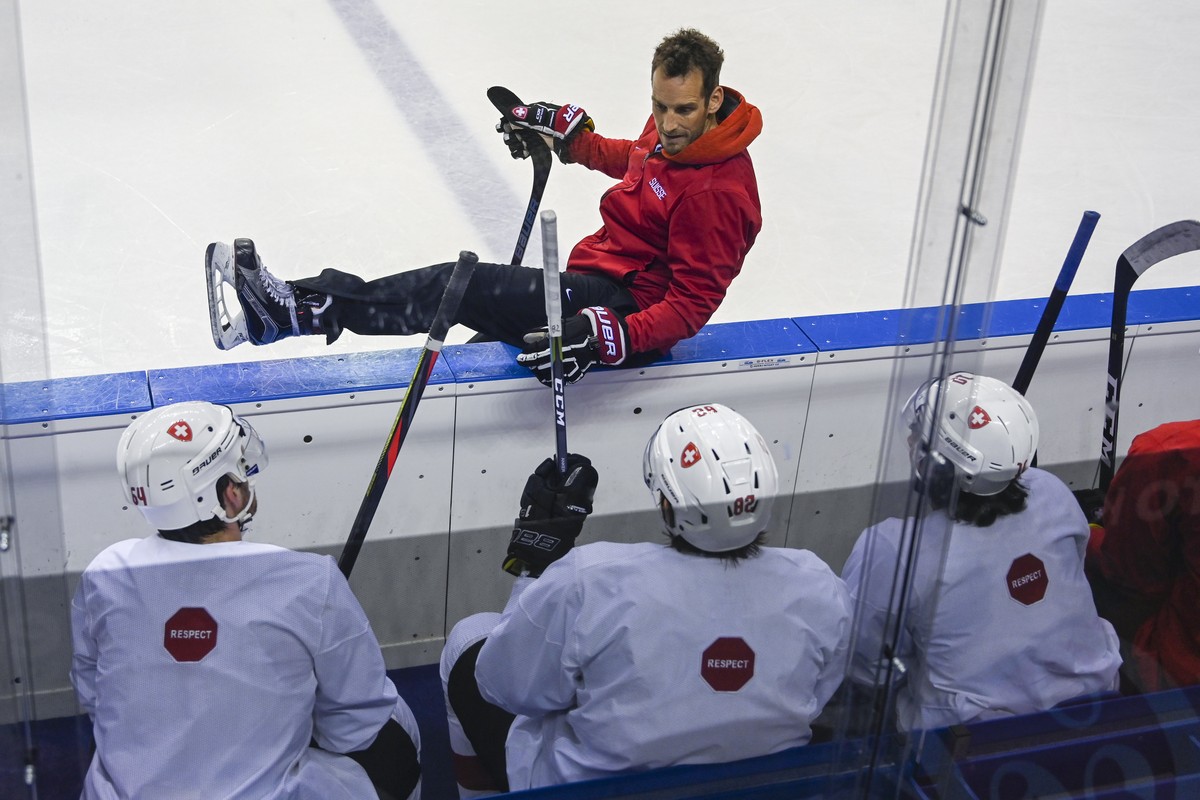 ARCHIVBILD --- ZUR ABSAGE DER EISHOCKEY-WM IN DER SCHWEIZ AUFGRUND DES CORONAVIRUS STELLEN WIR IHNEN FOLGENDES BILDMATERIAL ZUR VERFUEGUNG --- Switzerland`s coach Patrick Fischer during a training ses ...