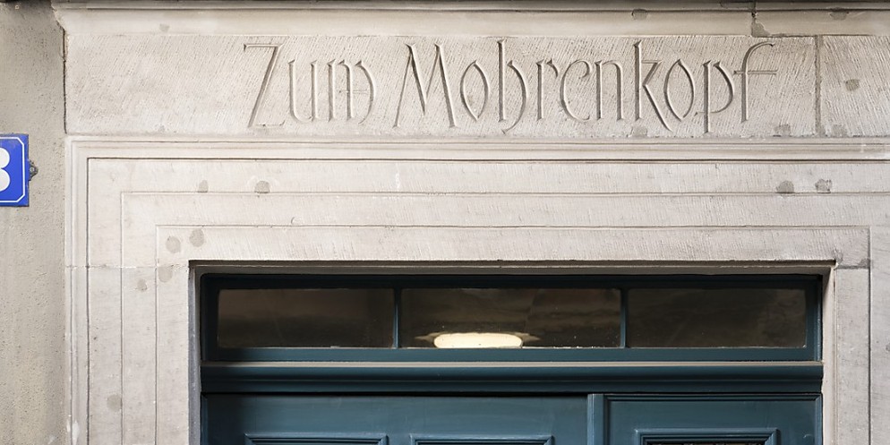 Der Heimatschutz stellt sich gegen eine Abdeckung der Mohrenkopf-Schriftzüge in der Stadt Zürich. Die Häuser stehen unter Denkmalschutz und dürfen nicht verändert werden. Schrifttafeln sollen nun die  ...