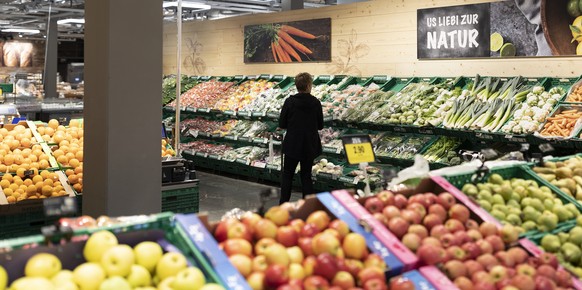 ZUR COOP FILIALE IM EINKAUFSZENTRUM SEEWEN MARKT STELLEN WIR IHNEN HEUTE FOLGENDES BILDMATERIAL ZUR VERFUEGUNG --- The fruit and vegetable department at the branch of retailer Coop at the shopping cen ...