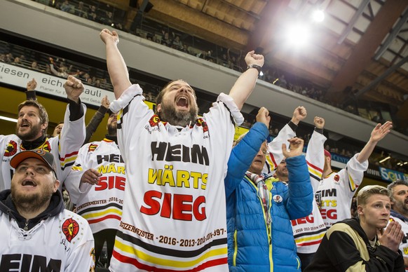 Berner Fans jubeln im fuenften Eishockey Playoff Finalspiel der National League A zwischen dem SC Bern und dem EV Zug am Samstag, 15. April 2017, in der PostFinance Arena in Bern. (KEYSTONE/Alexandra  ...