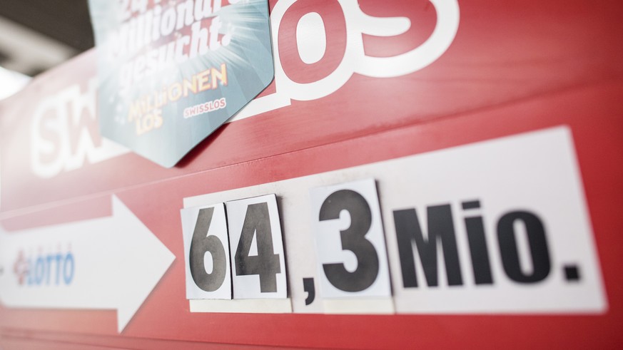 Blick auf ein Plakat mit dem aktuellen Swiss Lotto Gewinn von 64.3 Millionen Franken, aufgenommen am Mittwoch 14. Dezember 2016, in Brugg. (KEYSTONE/Ennio Leanza)