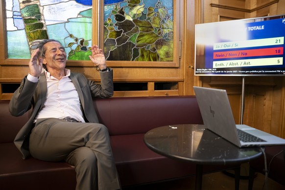 Der Schweizer Medienunternehmer Roger Schawinski freut sich ueber das Ergebnis der Abstimmung ueber die Motion &quot;Neue Ausschreibung für die UKW-Funkkonzessionen ab 1. Januar 2027&quot; in der Wand ...