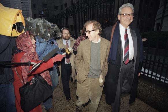 Woody Allen (Mitte) 1993 auf dem Weg zum Gericht, wo er anlässlich des Sorgerechtsstreits befragt wird.