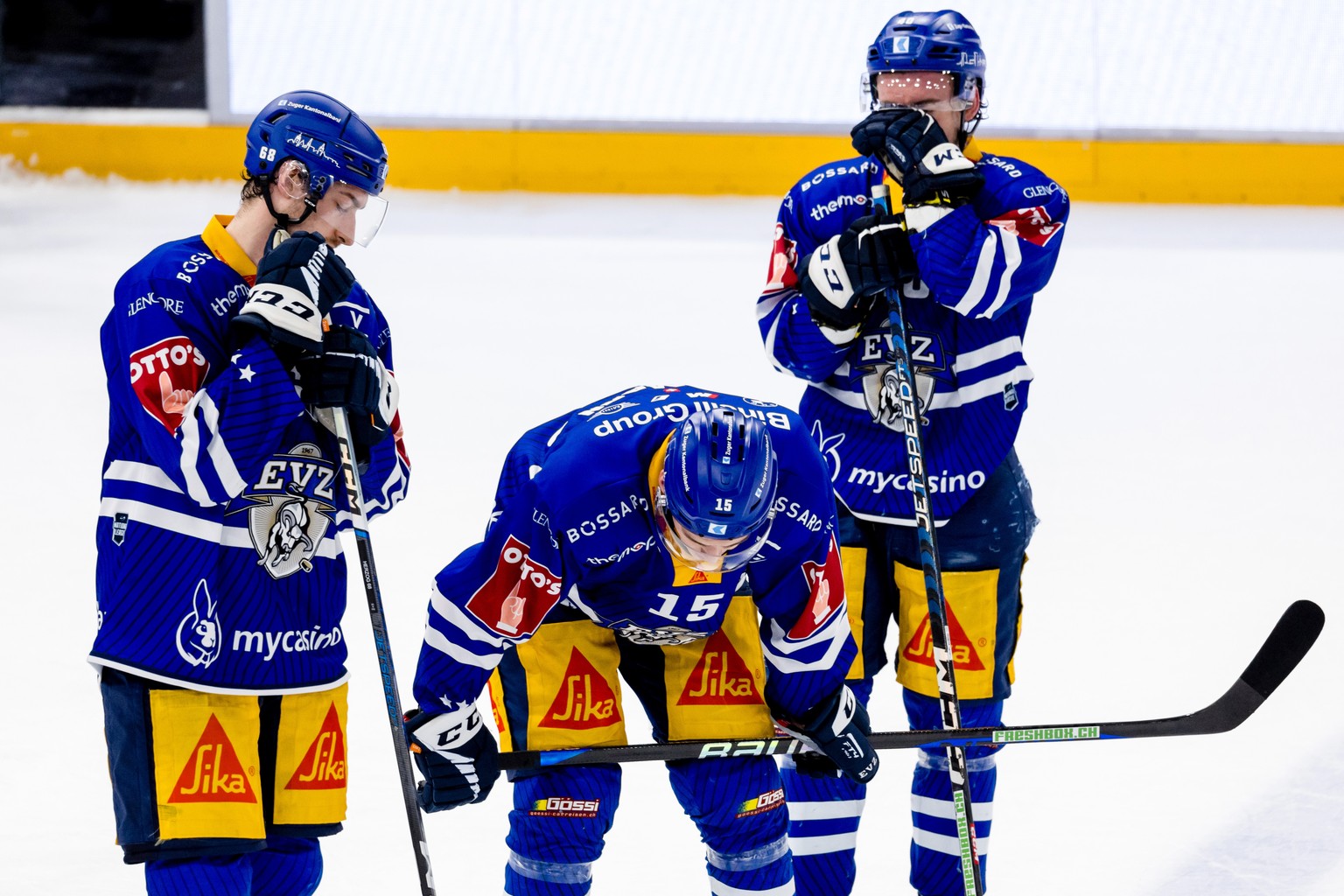 EV Zugs Fabrice Herzog, Gregory Hofmann und Andreas Wingerli, von links, sind enttaeuscht nach der Niederlage im Eishockey Qualifikationsspiel der National League zwischen dem EV Zug und dem HC Ambri- ...