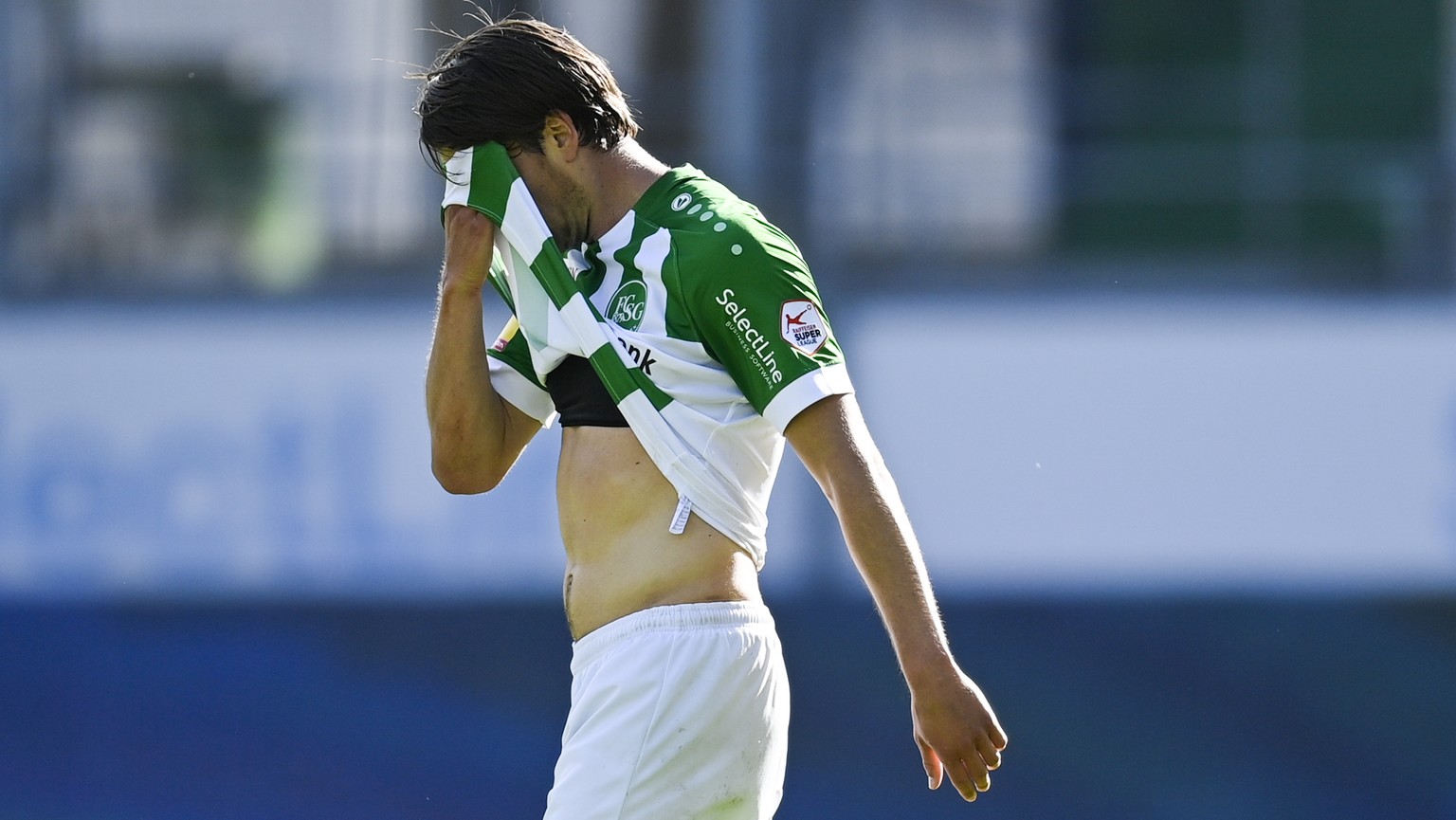 St. Gallens Lukas Goertler, links, nach dem Fussball Super League Spiel zwischen dem FC St. Gallen und dem FC Sion, am Sonntag, 9. Mai 2021, im Kybunpark in St. Gallen. (KEYSTONE/Gian Ehrenzeller)