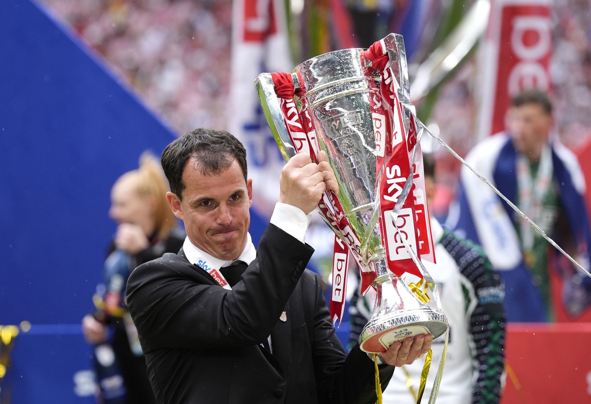 Sunderland manager Regis Le Bris lifts the trophy following the Sky Bet Championship play off final between Sheffield United and Sunderland, at Wembley Stadium, London, Saturday May 24, 2025. (Nick Po ...