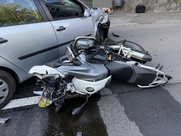 Der Motorradfahrer und seine Begleitung wurden erheblich verletzt.
