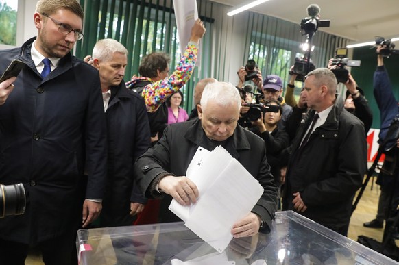 epa10920334 Leader of the Polish Law and Justice (PiS) ruling party Jaroslaw Kaczynski (C) cast his vote at a polling station during the parliamentary elections in Warsaw, Poland, 15 October 2023. Par ...