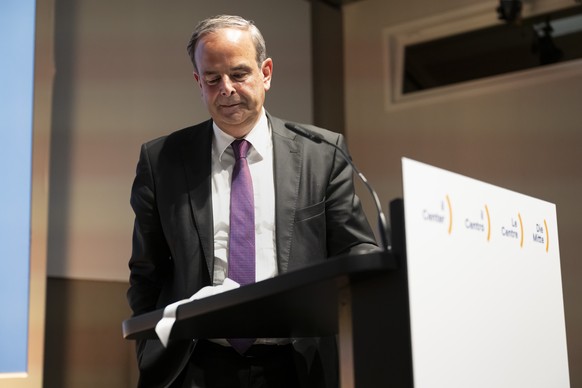 Der scheidende Parteipraesident Gerhard Pfister, Nationalrat Mitte-ZG, reagiert an der Delegiertenversammlung der Mitte Partei, am Samstag, 28. Juni 2025 in Bern. (KEYSTONE/Anthony Anex)