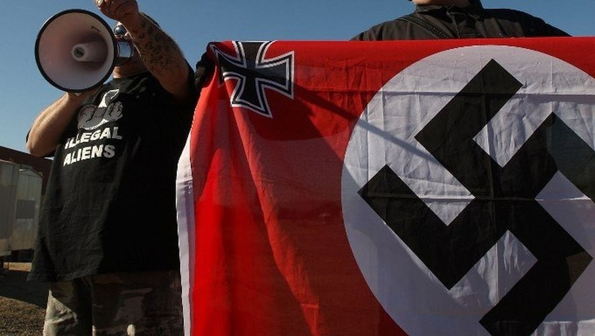 Pourquoi l'UDC ne veut pas interdire les signes nazis en Suisse