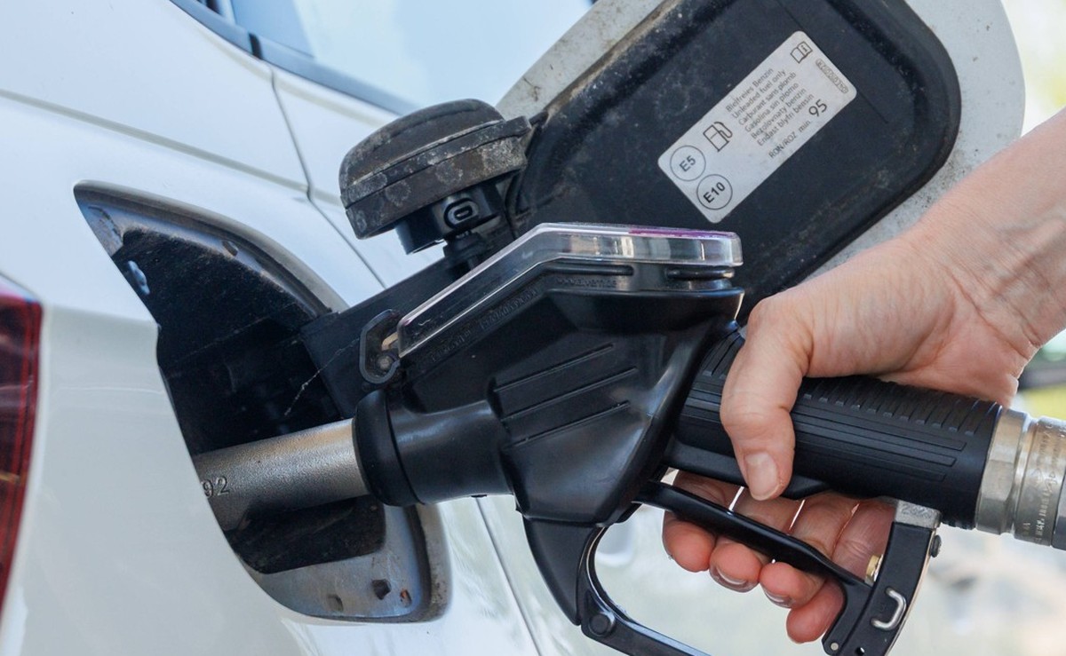 12.07.2026 - Eine Person tankt die Benzinsorte Super E10 Pasewalk Mecklenburg-Vorpommern Deutschland *** July 12, 2026: A person is filling up with Super E10 gasoline in Pasewalk, Mecklenburg-Western  ...