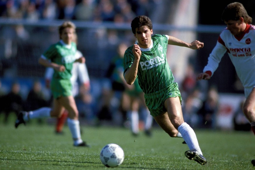 Bildnummer: 01007294 Datum: 23.04.1988 Copyright: imago/Kicker/Liedel
Karlheinz Riedle (li., Bremen) gegen Stefan Reuter (N�rnberg); 1. FC N�rnberg - SV Werder Bremen 0:0, Karl-Heinz, Vdia, quer, Zwe ...