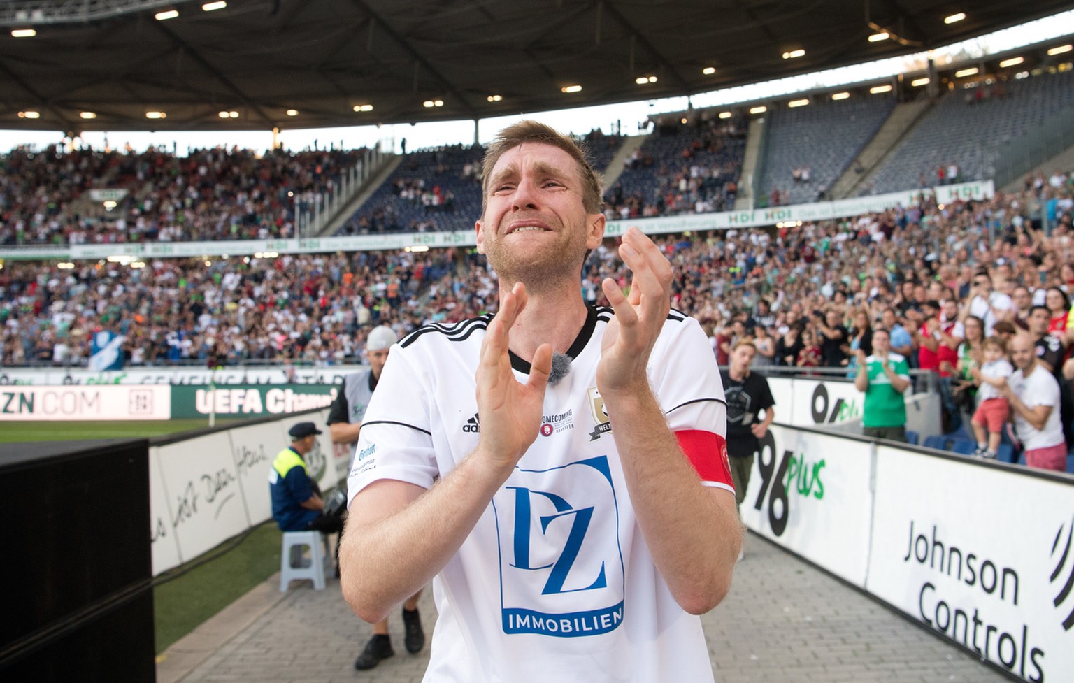 13.10.2018, Niedersachsen, Hannover: Per Mertesacker verabschiedet sich nach seinem Abschiedsspiel in der HDI-Arena von seinen Fans. Der ehemalige Fußball-Nationalspieler Mertesacker feiert sein Karri ...