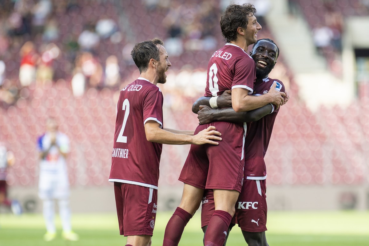 Le defenseur genevois Anthony Sauthier, gauche, le milieu genevois Miroslav Stevanovic, centre, auteur du 3:0 et l'attaquant genevois Grejohn Kyei, droite, laissent eclater leur joie, lors de la  ...