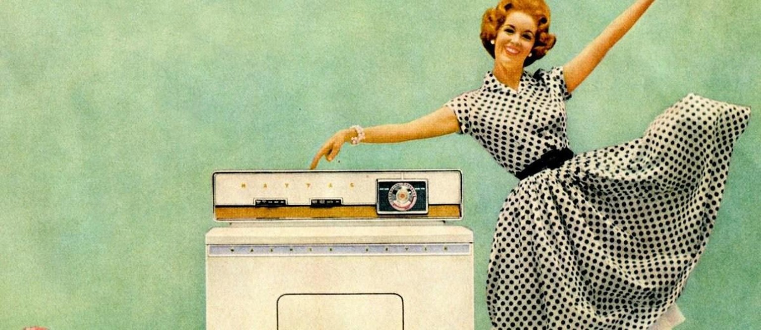 Die fröhliche Hausfrau im typischen 50er-Jahre-Pünktchen-Kleid. 