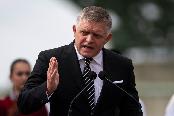 Slovakia&#039;s Prime Minister Robert Fico delivers his speech during the 130th anniversary celebration of Mária Valeria Bridge in Esztergom, Hungary, on Sunday, Sept. 28, 2025. (AP Photo/Denes Erdos) ...