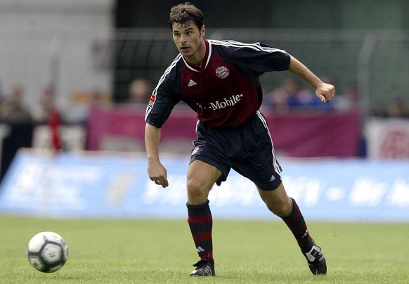 Bildnummer: 00562428 Datum: 06.07.2002 Copyright: imago/ActionPictures
Ciriaco Sforza (Bayern) am Ball; quer, dribbeln, Dribbling, Saisonvorbereitung 2002/2003, Ingolstadt - FC Bayern M�nchen 1:7, So ...